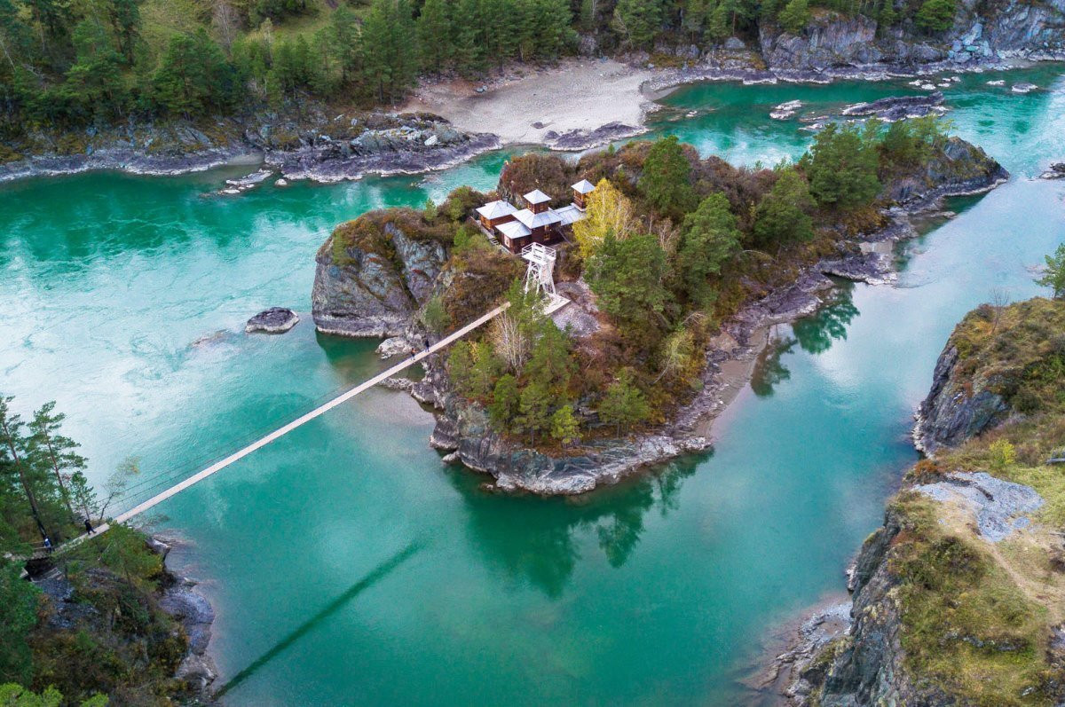 Vùng ngoại ô của làng Chemal trên dãy núi Altai là một địa điểm du lịch rất nổi tiếng. Nơi này có hòn đảo xinh đẹp mang tên Patmos thu hút rất đông đảo du khách ghé thăm.