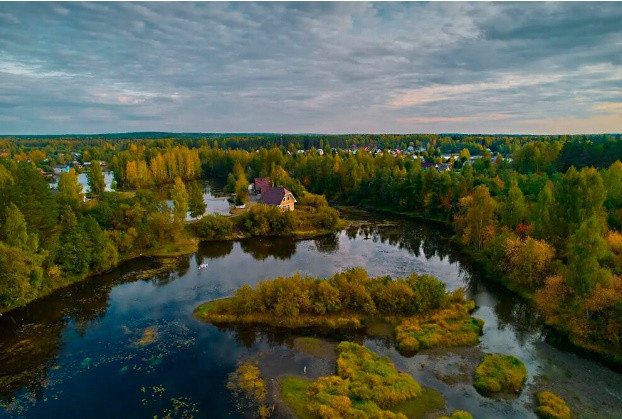Những năm 1820, ngôi làng bao quanh bởi sông nước này chứng kiến một "cơn sốt vàng" thực sự ở Urals. Năm 1823, Sa hoàng Nicholas I đã ký lệnh cho phép các cá nhân khai thác vàng và bạch kim, với một số mỏ nhanh chóng được thiết lập ở ngoại ô Nizhny Tagil.
