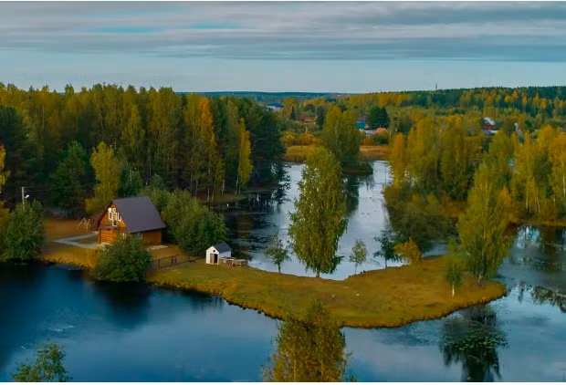 Trên lãnh thổ của làng Monzino, phần lớn người ta khai thác vàng bằng tàu cuốc - tàu dùng để đào sâu đáy, cũng như máy kéo - máy khai thác trên nền nổi hoạt động như máy đào xích gầu. Các hoạt động dẫn đến sự xuất hiện của nhiều lạch, ao và nhánh sông.