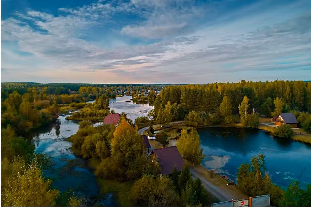 Nhìn từ không trung, bạn có thể thấy những con đường quanh làng Monzino chính là những dòng kênh, lạch thuộc sông Tagil. “Cấu hình” đường phố này là do con người tạo ra bởi chúng xuất hiện do hoạt động khai thác vàng trước đây.