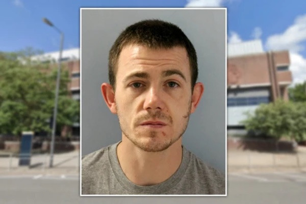 Người hâm mộ bóng đá bị bỏ tù vì nhổ nước bọt cảnh sát Nguoi ham mo bong da bi bo tu vi nho nuoc bot canh sat