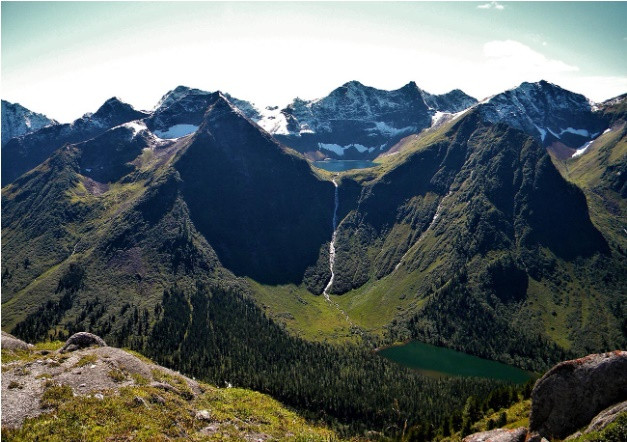 Kinzelyuk: Thác nước này nằm ở giữa Siberia, trên biên giới giữa Lãnh thổ Krasnoyarsk và Vùng Irkutsk. Chiều cao của thác là 328m, trong khi phần rơi tự do là khoảng 90m.