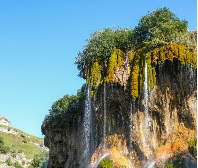 Gedmysh: Thác nước cao khoảng 60m này nằm trong thung lũng sông Gedmysh ở Cộng hòa Kabardino-Balkaria. Thác Gedmysh được chia thành nhiều dòng và được nuôi dưỡng bởi những con suối tự nhiên trồi lên từ mặt đất cao hơn trên núi.