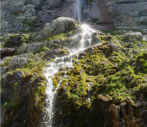 Pshekhsky: Thác nước Fishtinsky, hay Pshekhsky, bắt nguồn từ một khe núi giữa hai đỉnh Kavkaz - núi Fisht và Pshekha-Su. Thác nằm ở Cộng hòa Adygea và bao gồm ba dòng nước chính.