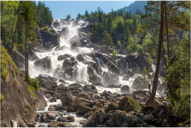 Thác Big Chulchinsky: Thác Big Chulchinsky (Bolshoi Chulchinsky), còn được gọi là thác Uchar, được coi là một trong những thác trẻ nhất trong dãy núi Altai. Nó được cho là đã được hình thành khoảng 200 năm trước do hậu quả của một trận động đất.