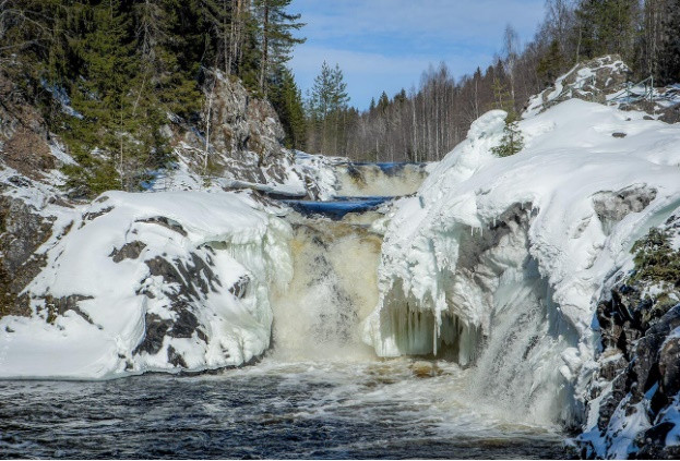 Tên của thác Kivach được cho là xuất phát từ từ 'kiivas' của Phần Lan, có nghĩa là "mạnh mẽ, bốc đồng". Thác nước hùng vĩ này không đóng băng vào mùa đông, đẹp như tranh vẽ đổ xuống qua những tảng đá phủ đầy tuyết.