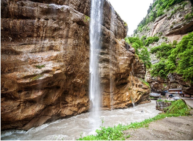 Chegem: Có tới ba thác nước, cao từ 25 đến 60m, đổ xuống sông Chegem trong Hẻm núi Chegem ở Kavkaz. Thác nước này luôn tấp nập khách du lịch.