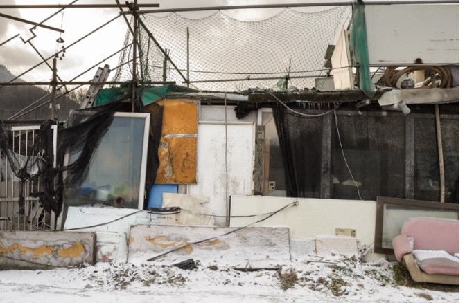 Hình ảnh lụp xụp, tồi tàn của ngôi làng tương phản với sự xa hoa của khu Gangnam phía sau. Ảnh: IT, Getty.