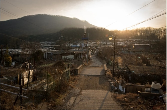 Cuối năm 2021, một căn hộ 3 phòng ngủ tại Raemian Blestige, khu phức hợp nằm ngay bên kia đường từ làng Guryong, có giá 3,1 tỷ won (2,2 triệu USD).