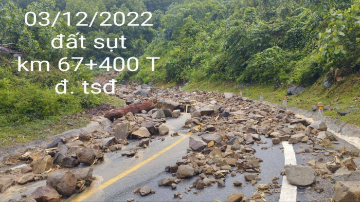 Mưa lớn, nhiều tuyến đường ở Quảng Nam sạt lở, chia cắt giao thông Mua lon, nhieu tuyen duong o Quang Nam sat lo, chia cat giao thong