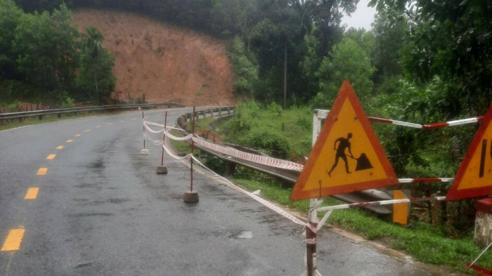 Mưa lớn, nhiều tuyến đường ở Quảng Nam sạt lở, chia cắt giao thông - Hình 2 Mua lon, nhieu tuyen duong o Quang Nam sat lo, chia cat giao thong-Hinh-2