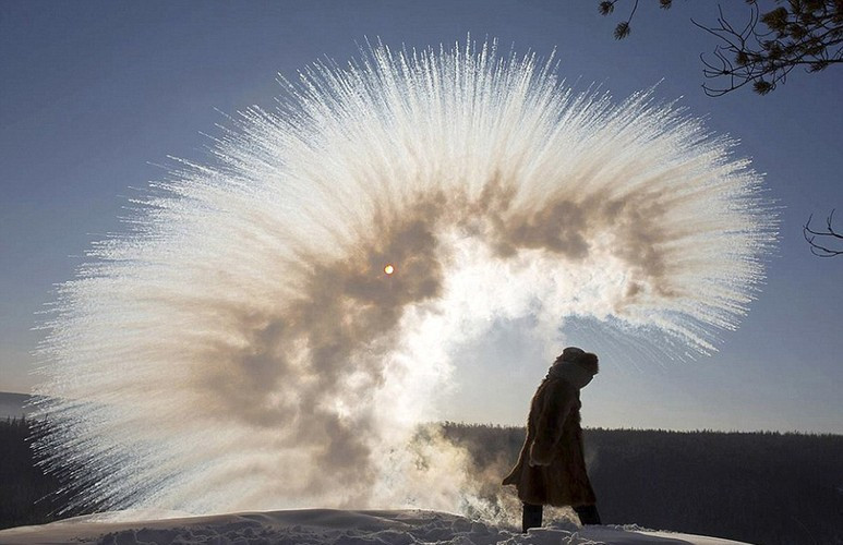 Mùa đông, cả thành phố Yakutsk thường chìm trong lớp sương mù trắng xóa hòa lẫn với màu tuyết. Để ngắm mặt trời mọc ở đây, bạn cần đặt đồng hồ báo thức vào 10 giờ sáng.
