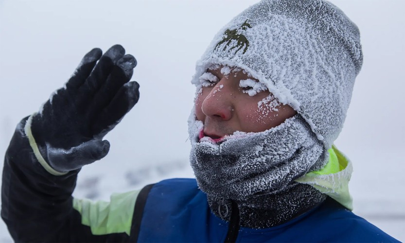 Khi có việc phải ra ngoài, người dân đều mặc những bộ áo khoác dày màu đen để có thể hấp thụ được lượng nhiệt ít ỏi từ mặt trời để sưởi ấm.