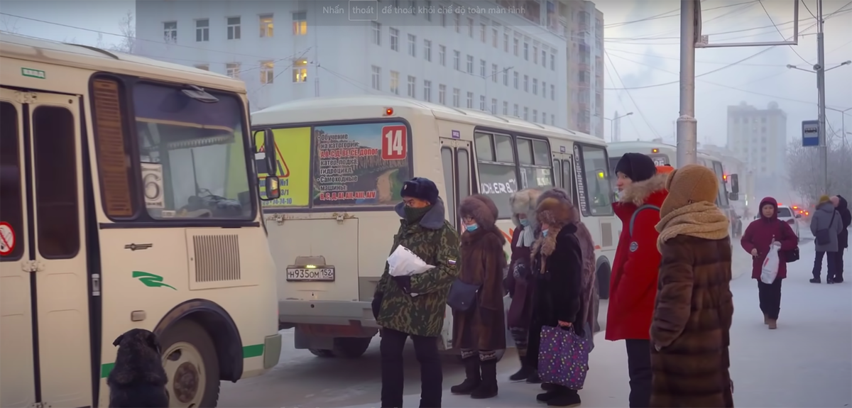 Mặc dù điều kiện tự nhiên khắc nghiệt, Yakutsk lại có một hệ thống giao thông công cộng nhộn nhịp, luôn sẵn sàng phục vụ ngay cả khi trời rất lạnh. Mọi người đi làm và đi học bằng xe buýt, hoặc gọi taxi nếu trời về khuya.