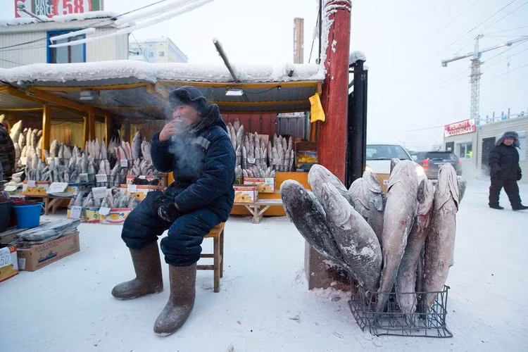 Với điều kiện nhiệt độ thấp như vậy, các loại cây trồng không thể sinh sống và phát triển. Vì vậy, người dân ở đây chủ yếu ăn thịt cá.