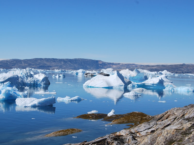 Có mùa hè ở Siberia: Tất nhiên là có mùa hè ở Siberia. Ở Bắc Siberia, mùa hè rất ngắn, chỉ từ một tháng đến một tuần, trong khi các thảo nguyên ở Nam Siberia tận hưởng trọn vẹn ba tháng mùa hè nóng bức. Mặt khác, các vùng cực bắc của Lãnh thổ Krasnoyarsk có mùa đông quanh năm, trong khi ở Yakutsk, lớp băng vĩnh cửu không bao giờ tan chảy, kể cả trong mùa hè.