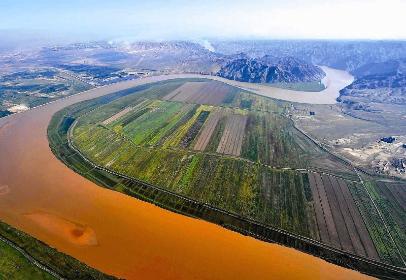 Sông Hoàng Hà, Trung Quốc: Tên gọi dòng sông xuất phát từ màu nước vàng của con sông là do phù sa mà nó mang theo.