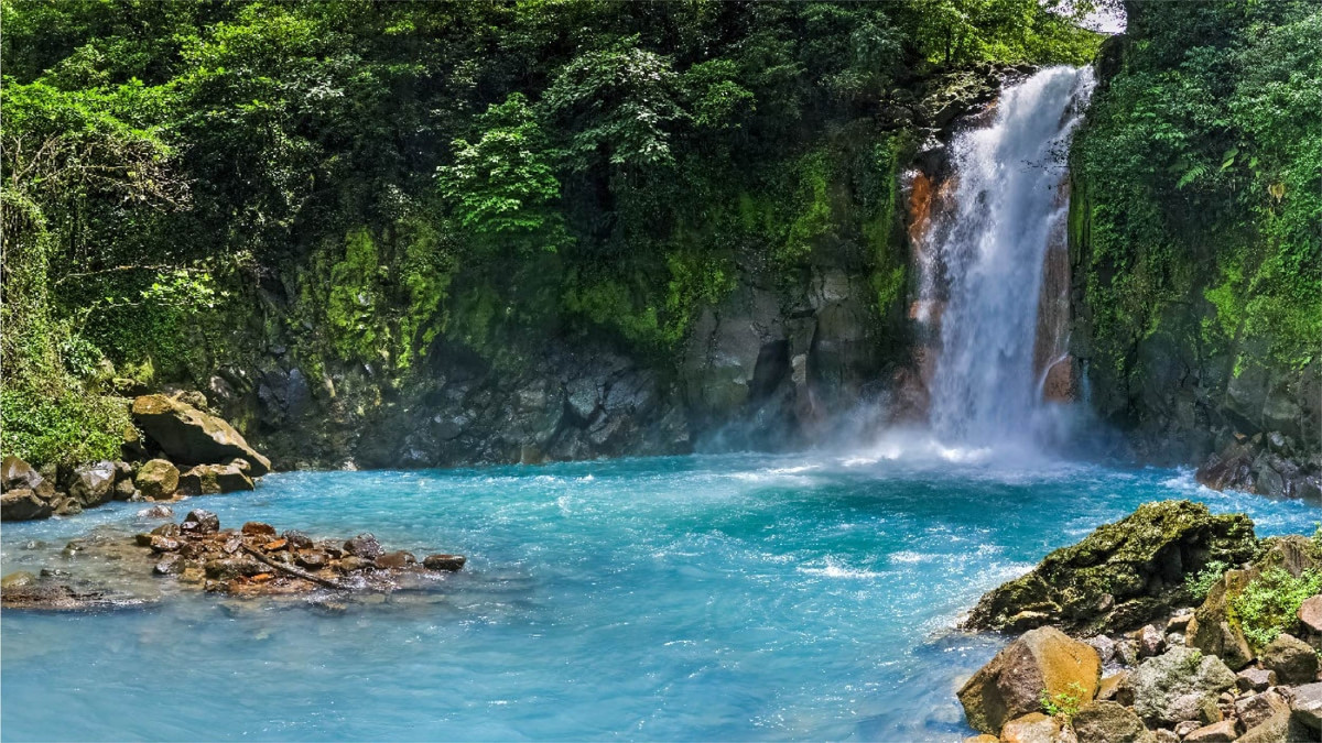 Rio Celeste là con sông dài 14 km nằm ở tỉnh Alajuela, Costa Rica. Nước của dòng sông này luôn có màu xanh ngọc lam, chứ không trong suốt như mọi dòng sông khác.