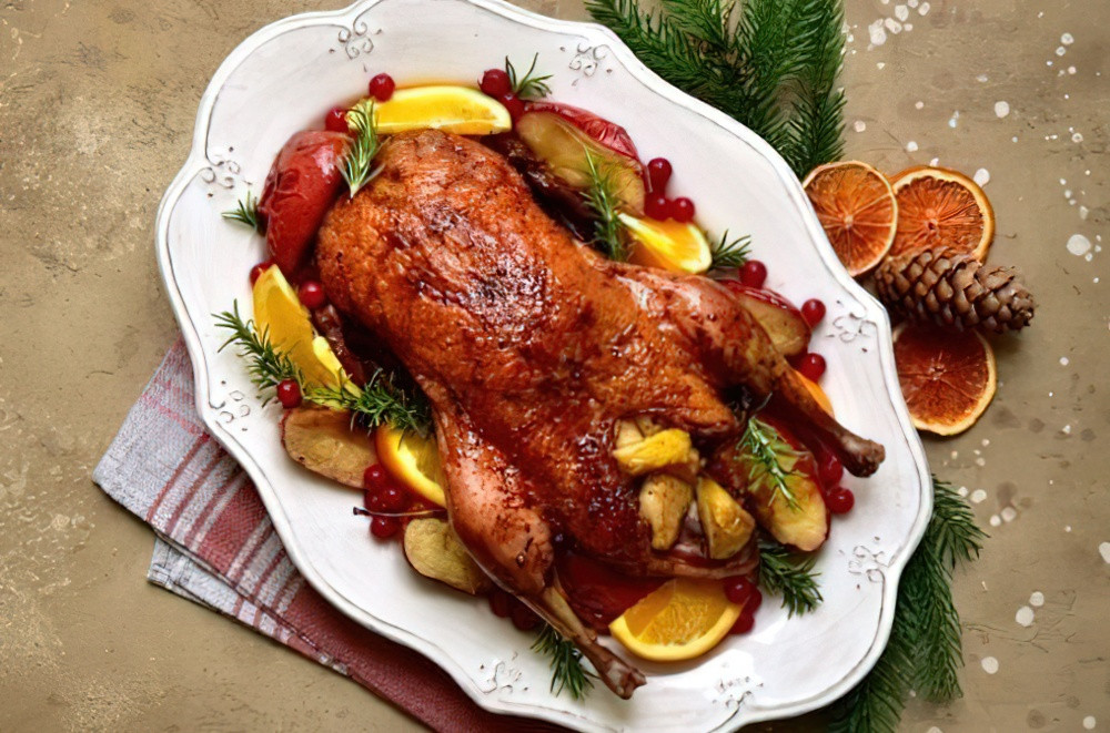 Vịt sau khi nướng sẽ có một lớp da nâu óng ả vô cùng hấp dẫn, hoà quyện vào đó là mùi thơm dìu dịu của táo. Ở Nga, người dân thường hay ăn món này kèm với salad, cam hoặc khoai tây nghiền.