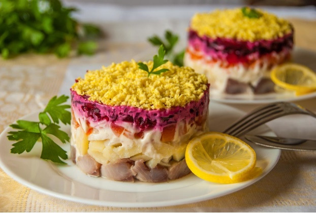 Món "Cá trích dưới lớp lông thú": Đây là một loại salad truyền thống nổi tiếng của ẩm thực Nga. Món ăn thường được gọi vui là "cá trích dưới lớp lông thú" gây ấn tượng từ cái nhìn đầu tiên với vẻ ngoài vô cùng bắt mắt.