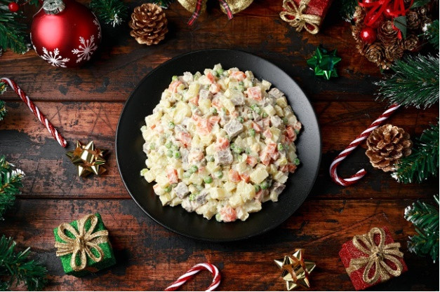 Salad Nga: Trên bàn tiệc năm mới của người Nga không thể thiếu món salad Nga vì nó là món ăn tượng trưng cho sự may mắn ở quốc gia này.