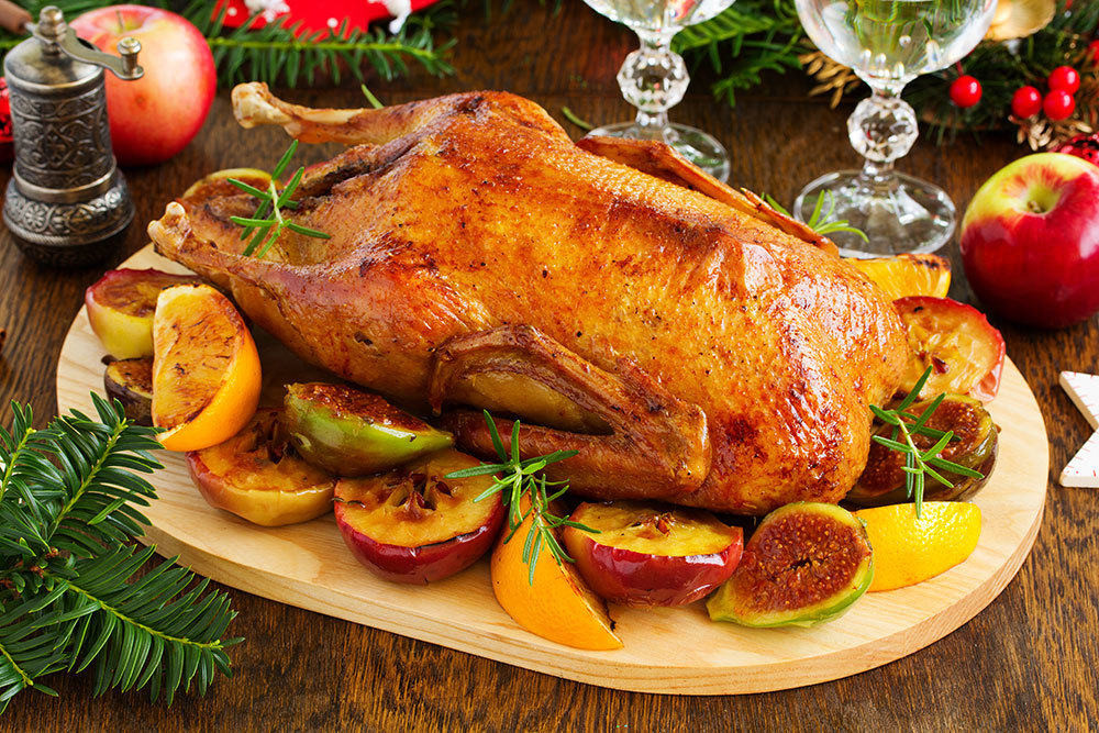 Vịt nướng táo: Những chú vịt sau khi được làm sạch thì sẽ được mang đi ướp gia vị, hạt tiêu và nhồi rất nhiều táo vào bên trong bụng, kèm theo đó là khoai tây, hành tây.