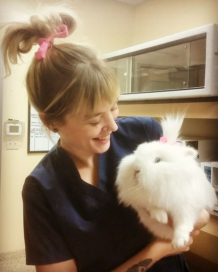 Cô gái này tìm thấy "chị em" song sinh ở nơi làm việc.