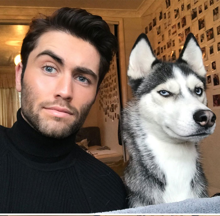 Anh chàng và chó cưng có ánh mắt sắc lẹm.