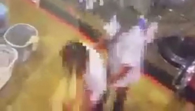 “May mua” trong tiem giat la cong cong, cap doi bi moi len don