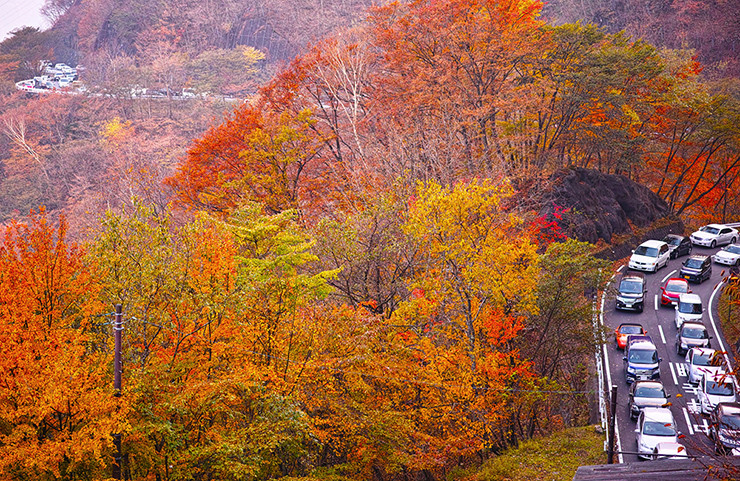 Có 2 con đường được xây dựng tại đây lần lượt vào năm 1954 và 1965. Trước đây, người ta sẽ thu phí đường nhưng giờ đi con đường này đã được miễn phí.