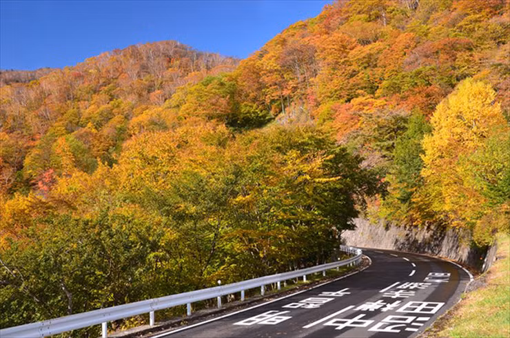 Gần đỉnh đèo Irohazaka là cao nguyên Akechidaira, nơi có đài quan sát với tầm nhìn toàn cảnh thung lũng bên dưới.