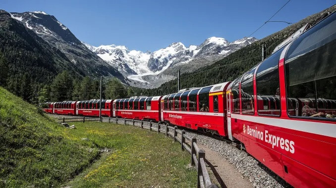 Rhaetian Railway xác lập kỉ lục thế giới đúng vào dịp công ty này kỷ niệm 175 ngày thành lập. Ảnh: Philipp Schmidli, AP.