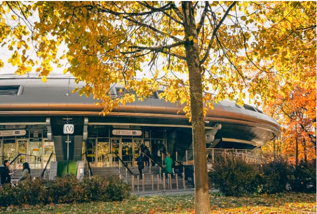 Vào thời Xô Viết, nhà ga này có một quán cà phê ở tiền sảnh, nơi bạn có thể ăn nhẹ hoặc thậm chí uống một ly sâm panh. Năm 2009, nhà ga được xây dựng lại và Gorkovskaya biến thành "đĩa bay".