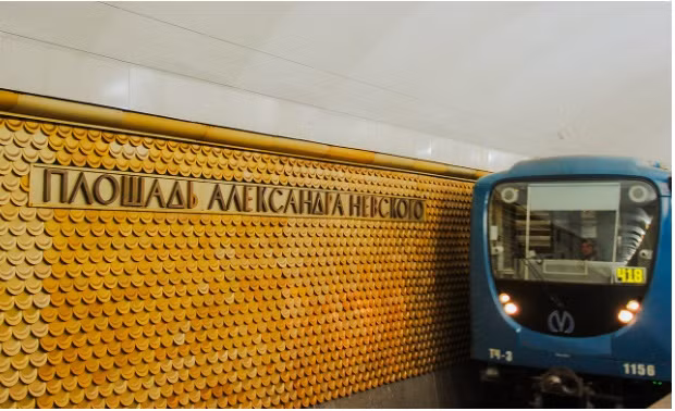 5. Nhà ga Alexander Nevsky Square-2: Đây là nhà ga "đáng sợ nhất" của Tàu điện ngầm St.Petersburg. Các bức tường của nó được bao phủ bởi áo giáp làm từ hàng trăm vảy vàng. Bộ giáp này lung linh tuyệt đẹp khi có tàu lửa đến ga. 