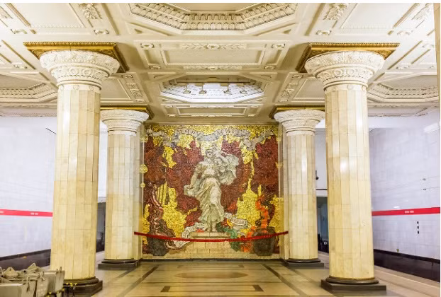 Vòm của nhà ga được hỗ trợ bởi 46 cột: 30 trong số đó được làm bằng đá cẩm thạch, 16 cột còn lại làm bằng kính đúc. Năm 2014, Avtovo lọt vào danh sách 12 ga tàu điện ngầm đẹp nhất thế giới, theo báo The Guardian .