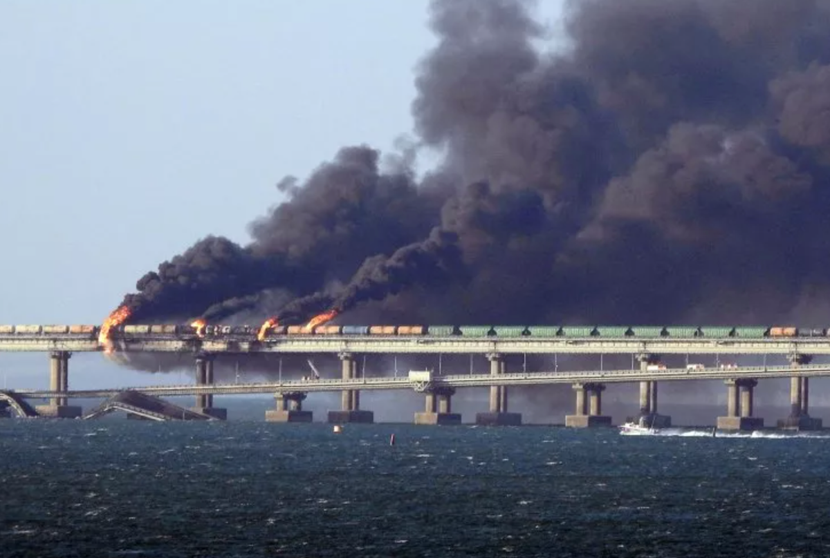 Vụ nổ vào đầu ngày 8/10 đã khiến ít nhất 2 nhịp cầu Kerch nối bán đảo Crimea và lục địa Nga bị sập. Cây cầu này được xây dựng theo lệnh của Tổng thống Nga Vladimir Putin và khánh thành vào năm 2018.
