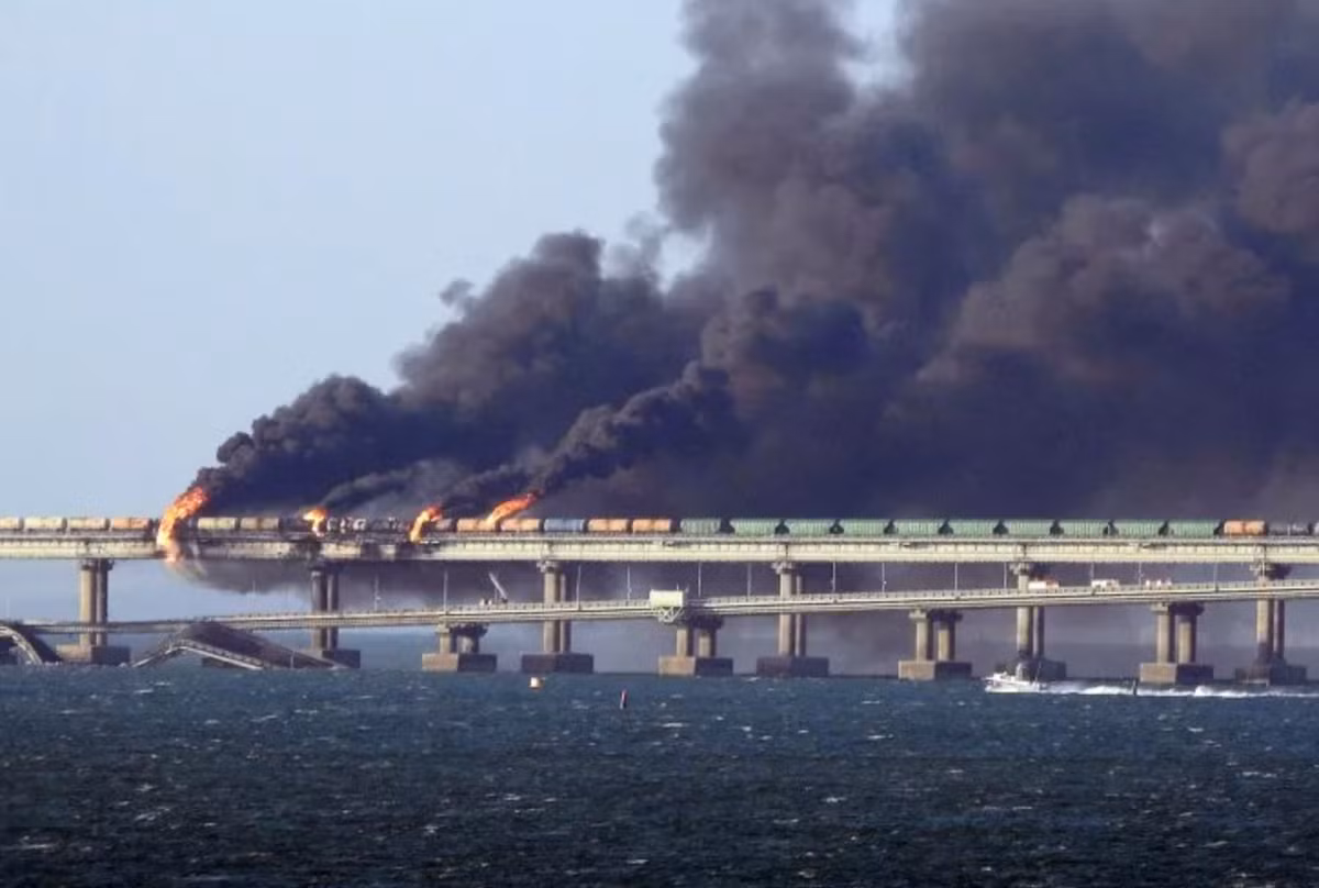 Vụ nổ vào đầu ngày 8/10 đã khiến ít nhất 2 nhịp cầu Kerch nối bán đảo Crimea và lục địa Nga bị sập. Cây cầu này được xây dựng theo lệnh của Tổng thống Nga Vladimir Putin và khánh thành vào năm 2018.