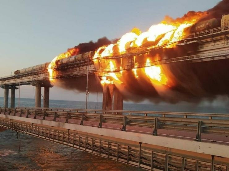 Các quan chức Nga cho biết xe chở nhiên liệu đã phát nổ trên cầu, khiến ít nhất 3 người thiệt mạng.