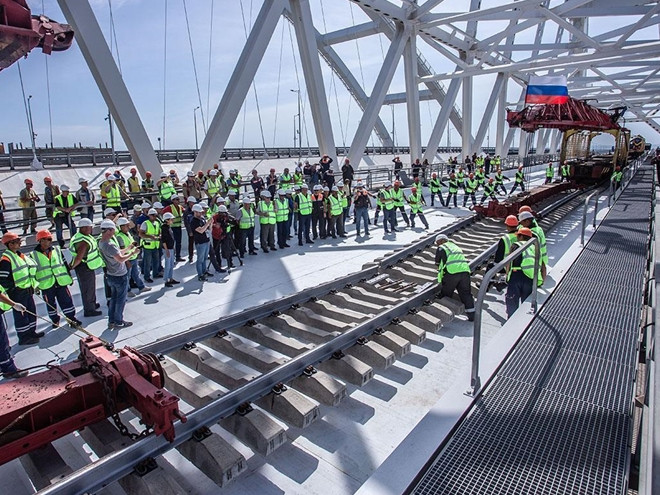 Tuy cùng mang tên cầu Kerch, song phần đường bộ và đường sắt được xây dựng tách biệt hoàn toàn, chạy song song nhau.