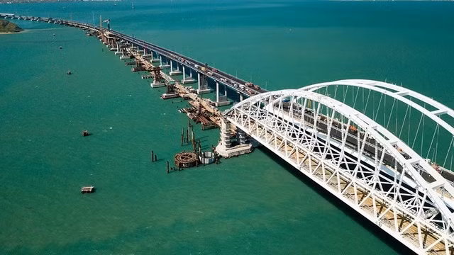 Cầu Kerch hay còn gọi là cầu Crimea bao gồm đường sắt và đường bộ, đóng vai trò quan trọng trong việc cung cấp cho bán đảo Crimea (Nga sáp nhập năm 2014) nhu yếu phẩm hằng ngày và tiếp tế cho quân đội.