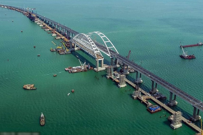 Với chiều dài 19 km, cây cầu này là dự án cầu lớn nhất Nga từng thi công, được đánh giá là công trình quan trọng nhất của lịch sử nước Nga hiện đại.