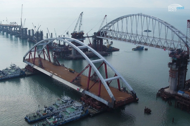 Truyền thông Nga đã ca ngợi cây cầu Kerch là "công trình của thế kỷ". RIA Novosti cho hay, tuyến đường bộ và đường sắt của cầu có thể tiếp nhận 40.000 ô tô mỗi ngày, trung chuyển khoảng 14 triệu hành khách và 13 triệu tấn hàng hóa mỗi năm.