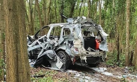 Vụ ôtô bốc cháy trong vườn tràm: Người trên xe đã tử vong Vu oto boc chay trong vuon tram: Nguoi tren xe da tu vong