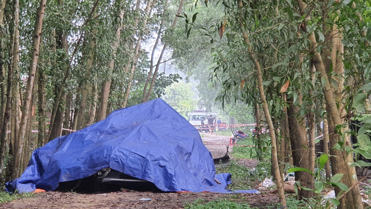 Vụ ôtô bốc cháy trong vườn tràm: Người trên xe đã tử vong - Hình 4 Vu oto boc chay trong vuon tram: Nguoi tren xe da tu vong-Hinh-4