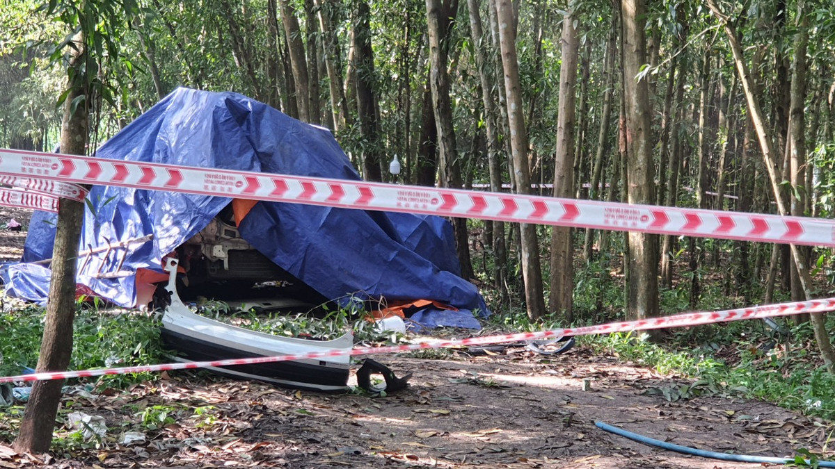 Vụ ôtô bốc cháy trong vườn tràm: Người trên xe đã tử vong - Hình 3 Vu oto boc chay trong vuon tram: Nguoi tren xe da tu vong-Hinh-3