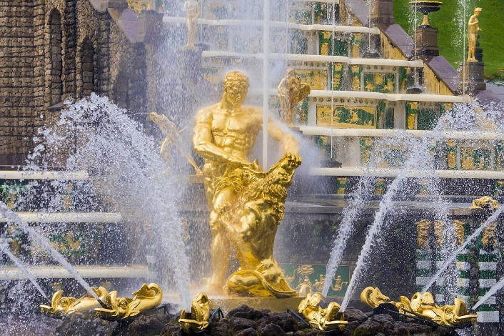 Đài phun nước Samson ở Peterhof thu hút mọi ánh nhìn bởi các tác phẩm điêu khắc mạ vàng bắt mắt.