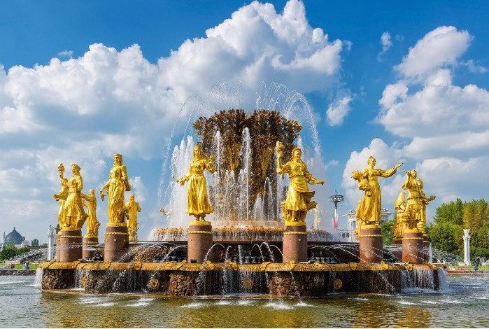 Khung cảnh ấn tượng của đài phun nước Friendship of Nations ở công viên VDNKh, Moscow.