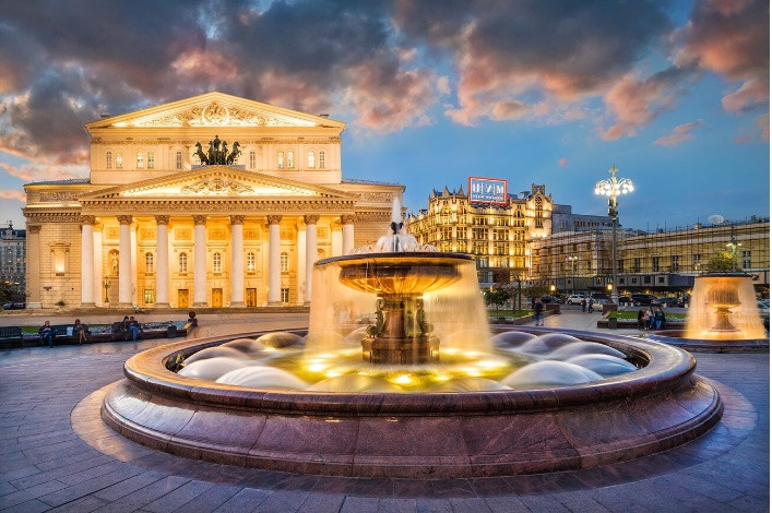 Đài phun nước trước Nhà hát Bolshoi, Moscow.
