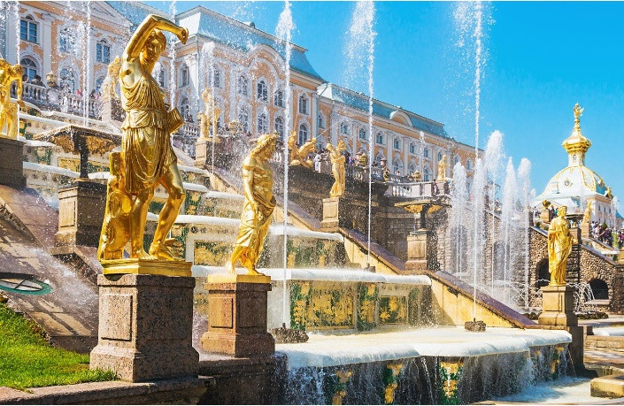 Vẻ đẹp tráng lệ của đài phun nước Grand Cascade ở Peterhof.