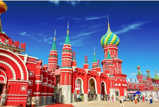 Những mái vòm đầy màu sắc của Nhà thờ Thánh Basil đã được tái tạo (theo phong cách hoàn toàn tự do) trên Quảng trường Matryoshka ở thành phố Manzhouli của Trung Quốc, không xa biên giới với Nga.